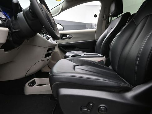 Used 2024 Chrysler Pacifica Touring-L image 17