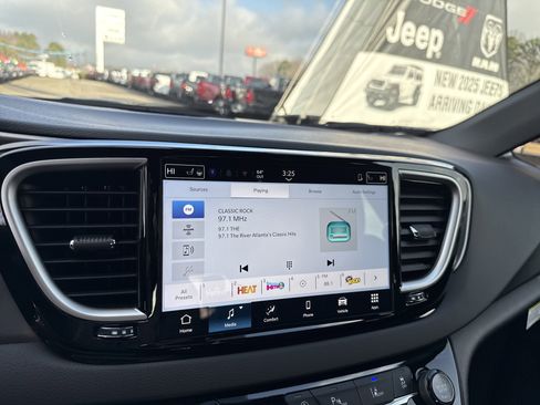 New 2026 Chrysler Voyager LX image 27