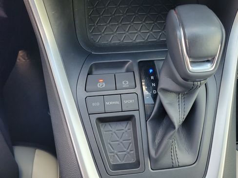 Used 2019 Toyota RAV4 XLE Premium FWD image 28