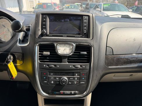 Used 2014 Chrysler Town & Country Touring-L w/ Driver Convenience Group image 33
