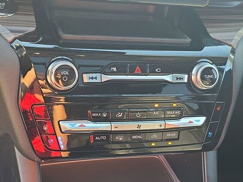 Used 2022 Ford Explorer Limited w/ Equipment Group 301A AWD/4WD image 26