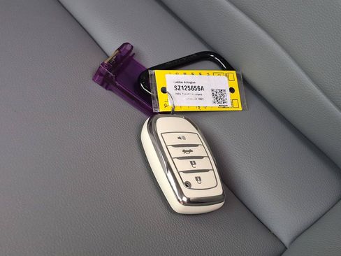Used 2024 Toyota Highlander XLE FWD image 32