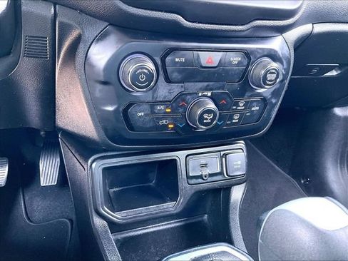 Used 2020 Jeep Renegade Altitude w/ UConnect 8.4 Nav Group FWD image 27