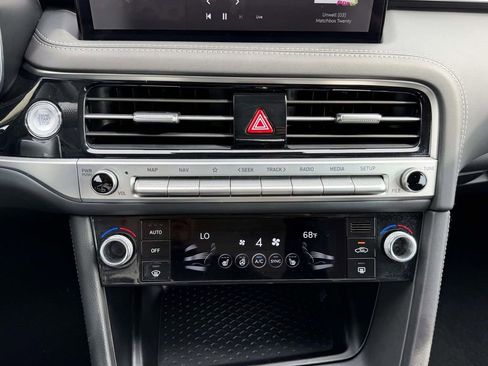 Certified 2025 Genesis G70 2.5T AWD/4WD image 23