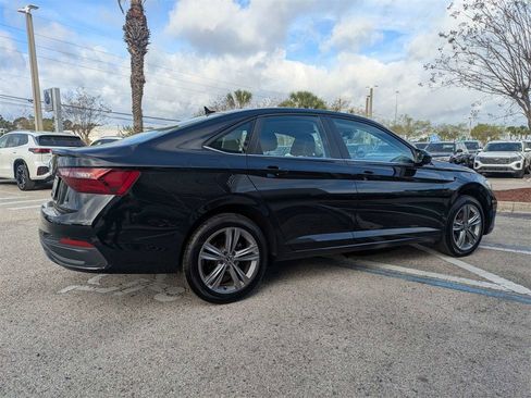 Certified 2022 Volkswagen Jetta SE image 6