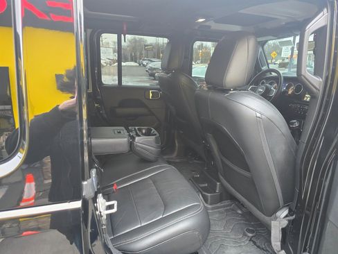 Used 2018 Jeep Wrangler Unlimited Sahara AWD/4WD image 17