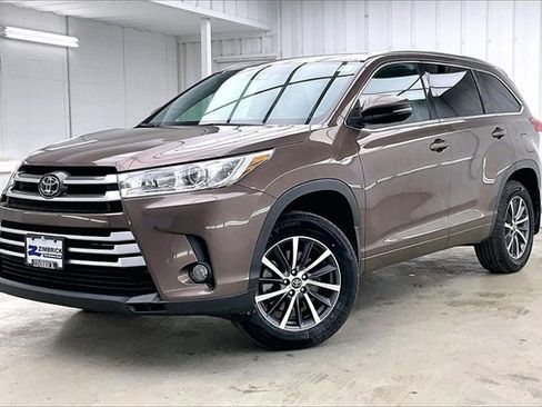 Used 2017 Toyota Highlander XLE image 2