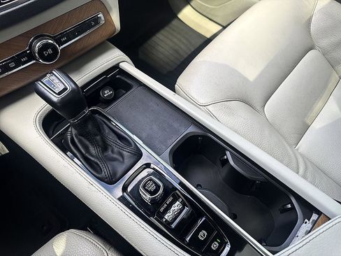 Used 2021 Volvo XC90 T6 Momentum w/ Climate Package image 18