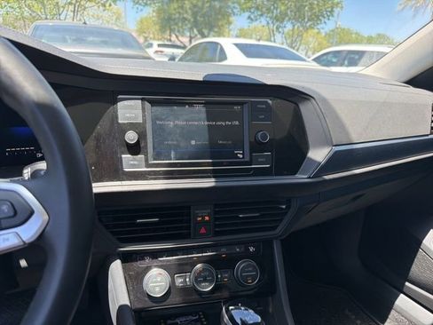 Used 2022 Volkswagen Jetta SE w/ Panoramic Sunroof Package FWD image 4