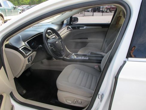 Used 2018 Ford Fusion SE image 17