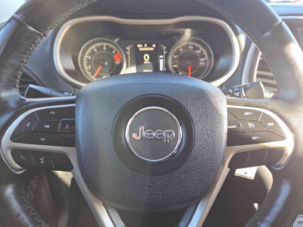 Used 2018 Jeep Cherokee Latitude w/ Altitude Package FWD image 14