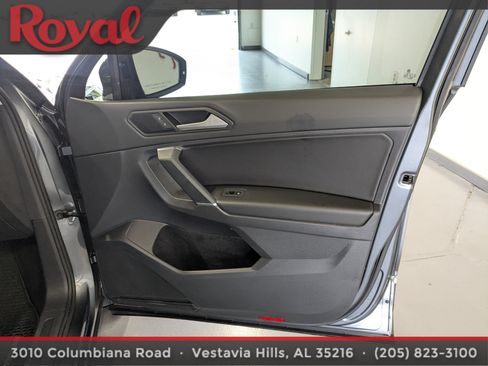 Used 2020 Volkswagen Tiguan SE w/ Panoramic Sunroof Package FWD image 7