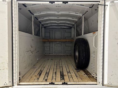Used 2017 Chevrolet Express 3500 RWD image 18