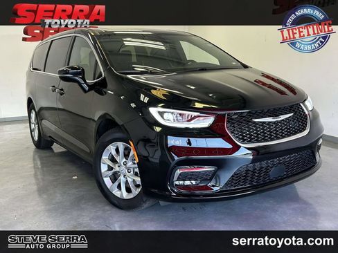 Used 2026 Chrysler Pacifica Limited FWD image 1