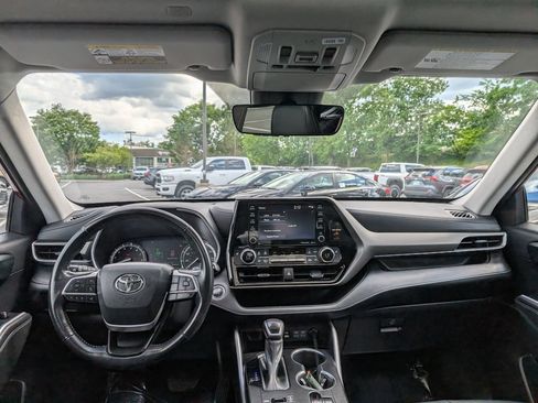 Used 2022 Toyota Highlander XLE AWD/4WD image 22