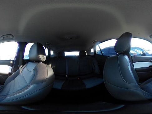 Used 2025 Chevrolet Trax LT w/ LT Convenience Package FWD image 41