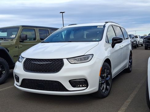 New 2026 Chrysler Pacifica Select w/ S Appearance Package image 3