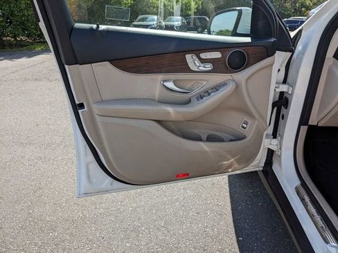 Used 2022 Mercedes-Benz GLC 300 4MATIC image 11