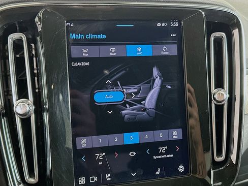 Used 2025 Volvo XC40 B5 Core image 24