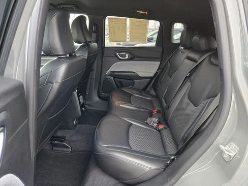 Used 2023 Jeep Compass Latitude w/ Mopar Graphics Package image 27