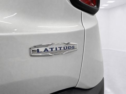 Used 2015 Jeep Renegade Latitude w/ Popular Equipment Group AWD/4WD image 9