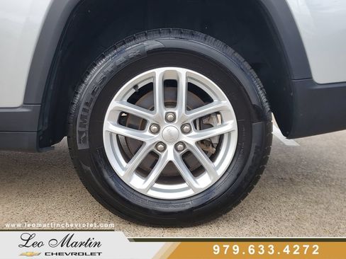 Used 2023 Jeep Grand Cherokee L Laredo RWD image 7
