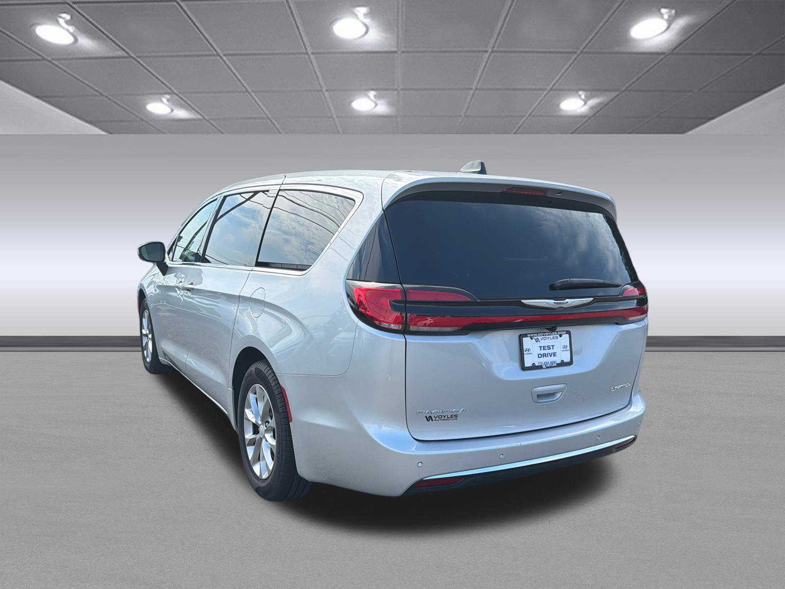 Used 2026 Chrysler Pacifica Limited FWD image 9