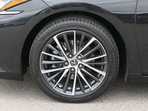 Used 2024 Lexus ES 300h w/ Premium Package FWD image 9