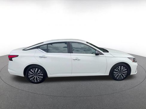 Used 2025 Nissan Altima 2.5 SV FWD image 16