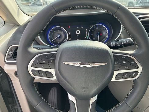 Used 2024 Chrysler Pacifica Touring-L image 22