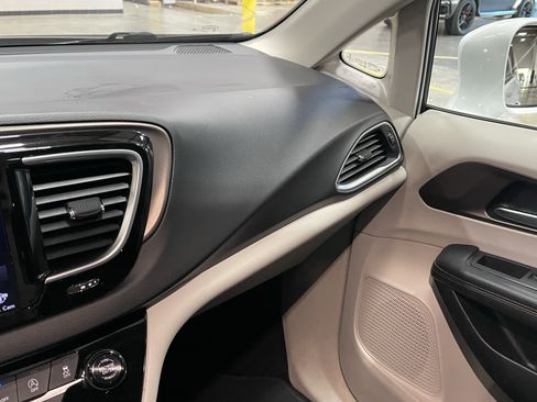 Used 2018 Chrysler Pacifica Touring-L Plus w/ Advanced Safetytec Group FWD image 25