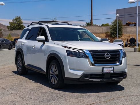Used 2025 Nissan Pathfinder SV w/ SV Premium Package FWD image 2