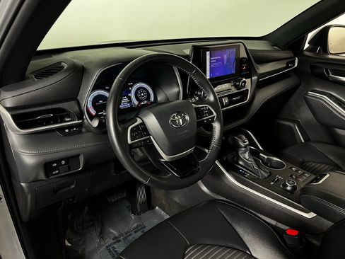 Certified 2025 Toyota Highlander XSE image 12