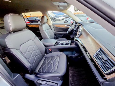 Used 2025 Volkswagen Atlas SE image 28