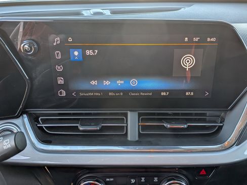 Used 2025 Chevrolet Trax LT w/ LT Convenience Package image 27