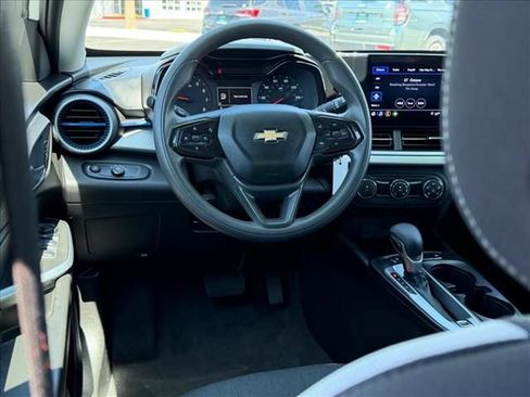 Certified 2025 Chevrolet Trax LS FWD image 9