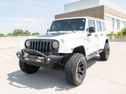 Used 2014 Jeep Wrangler Unlimited Sahara AWD/4WD image 3