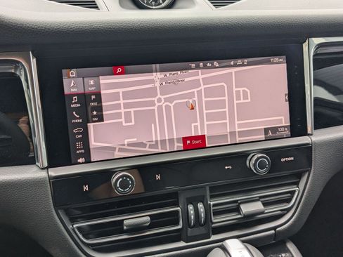 Used 2025 Porsche Macan image 17