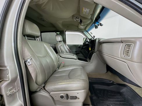 Used 2006 Chevrolet Silverado 2500 LT w/ Heavy-Duty Power Package image 27