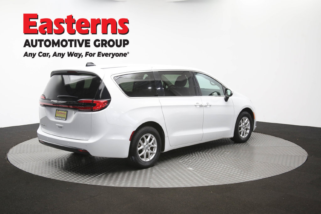 Used 2023 Chrysler Pacifica Touring-L FWD image 45