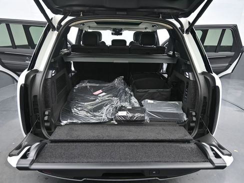 New 2025 Land Rover Range Rover Long Wheelbase SE image 17