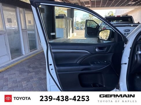 Used 2018 Toyota Highlander SE image 20