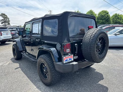 Used 2018 Jeep Wrangler Unlimited Sahara AWD/4WD image 7