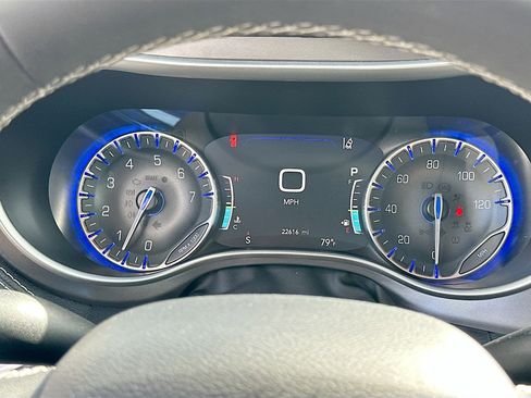 Used 2023 Chrysler Pacifica Touring-L image 12