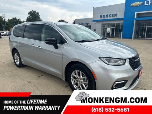Used 2024 Chrysler Pacifica Touring-L FWD image 1