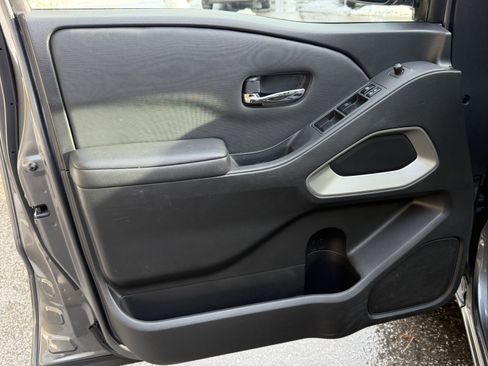 Used 2023 Nissan Frontier SV image 12