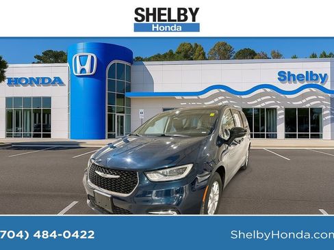 Used 2024 Chrysler Pacifica Touring-L image 1