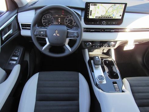 New 2025 Mitsubishi Outlander SE image 10