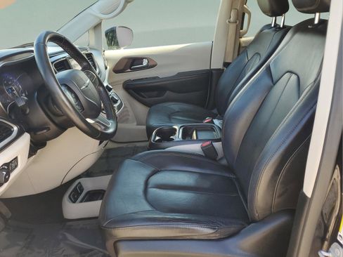Used 2019 Chrysler Pacifica Touring-L image 19