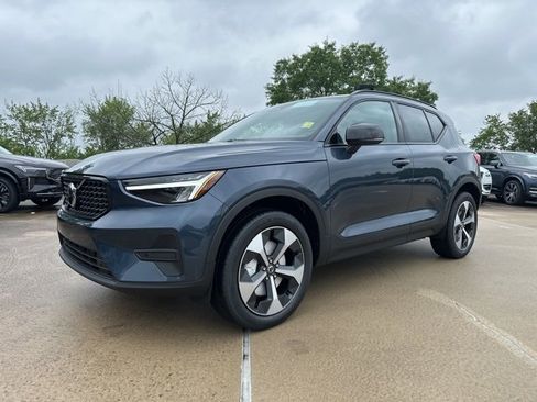 New 2026 Volvo XC40 B5 Core w/ Climate Package image 3
